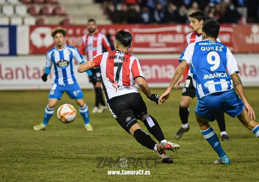 Dani Hernández controla el balón en el partido entre el Deportivo de La Coruña y el Zamora CF. | FOTO: Zamora CF