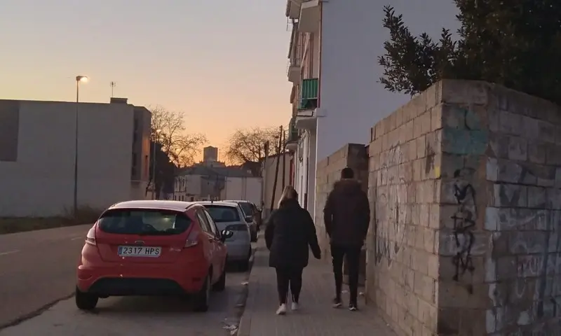 Viandantes por el barrio de Pinilla