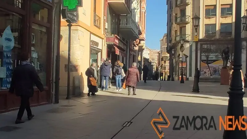 Viandantes por la Plaza de Sagasta de Zamora