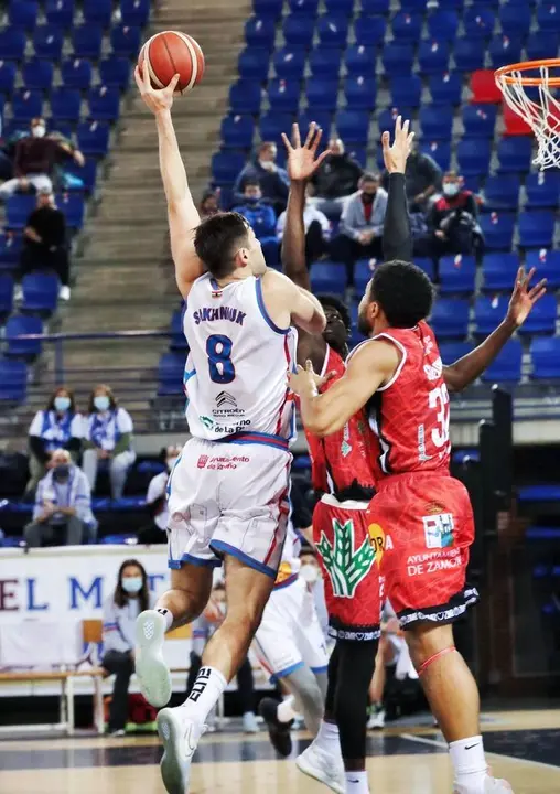Jeff Solarin defiende un ataque de CB Clavijo, en el partido ante CB Zamora. | FOTO: CB Clavijo