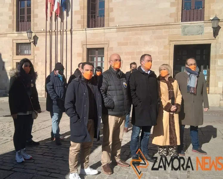 Verónica Casado con su equipo en la Plaza de Viriato