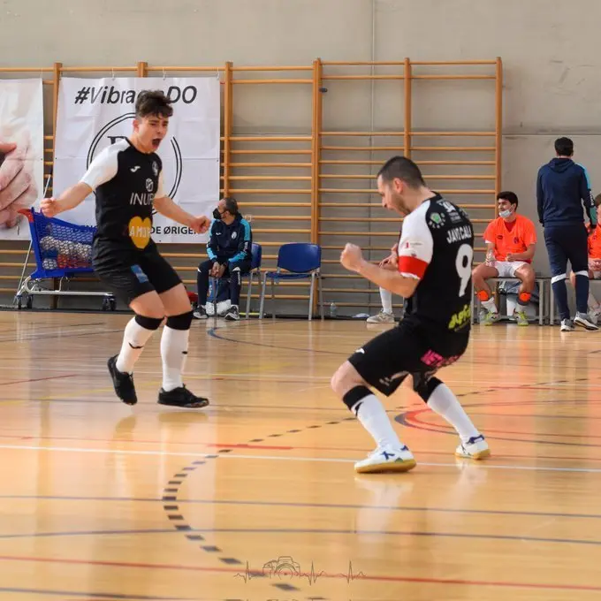 Axel celebra uno de los goles con Javi Cala