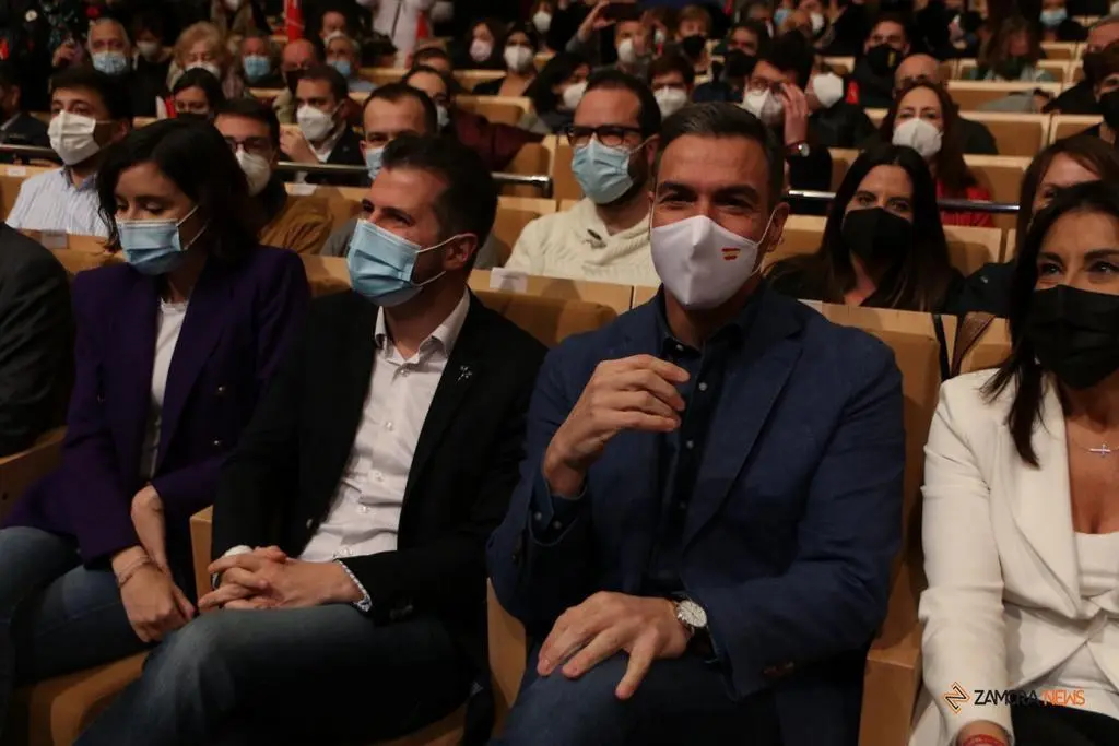 Pedro Sánchez y Luis Tudanca en un acto electoral en Zamora