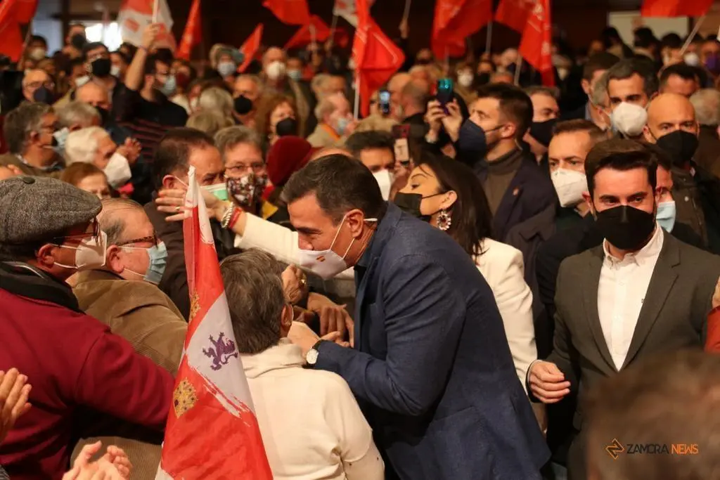 Pedro Sánchez y Luis Tudanca en un acto electoral en Zamora