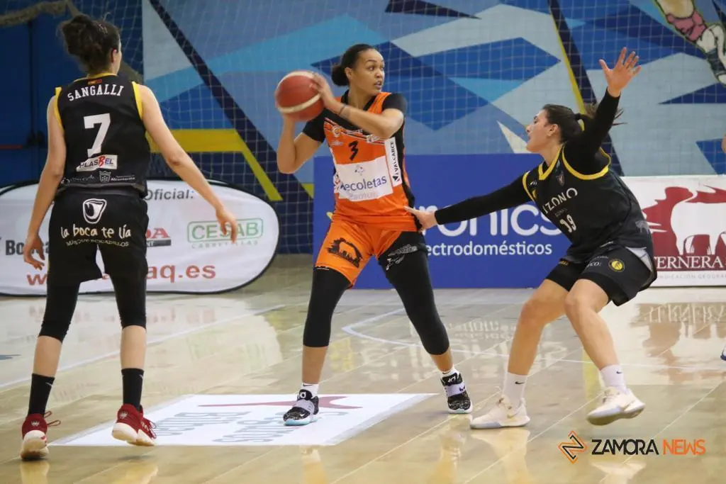 Chelsea Waters disputa una bola en el encuentro entre el CD Zamarat y el CB Jairis. | FOTO: Marcos Vicente
