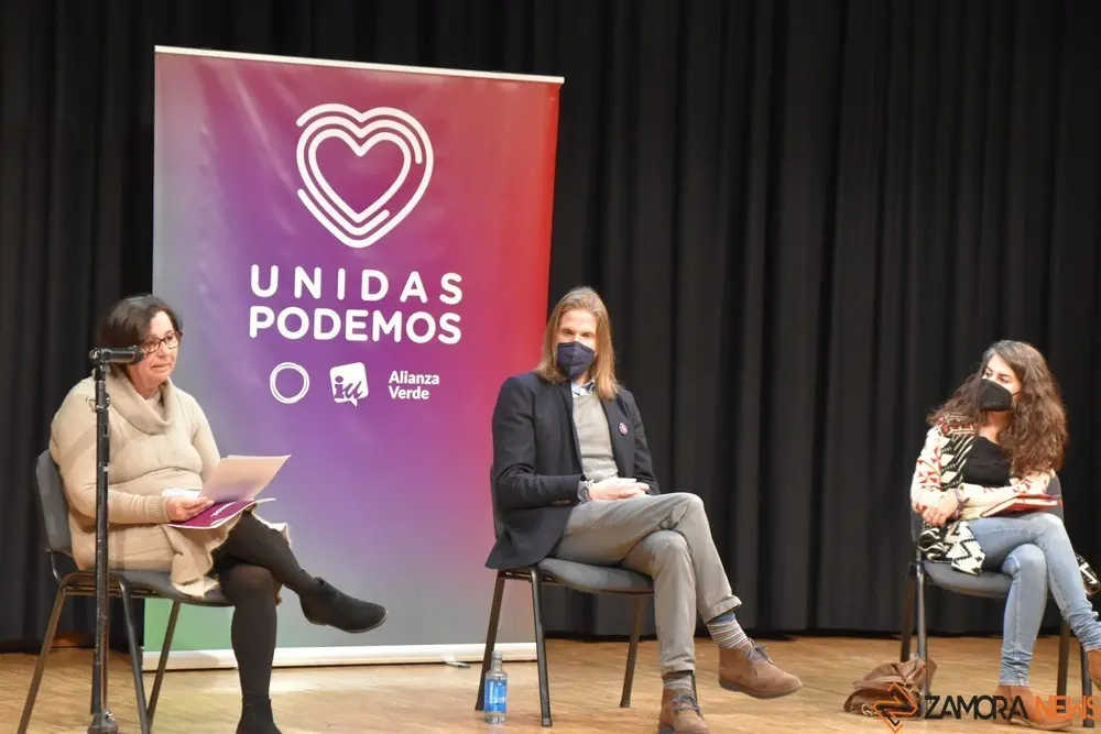 El candidato a la presidencia regional, Pablo Fernández (centro), la cabeza de lista por Zamora, Isabel Reguilón (izquierda) y la diputada por Extremadura, Irene de Miguel (derecha).