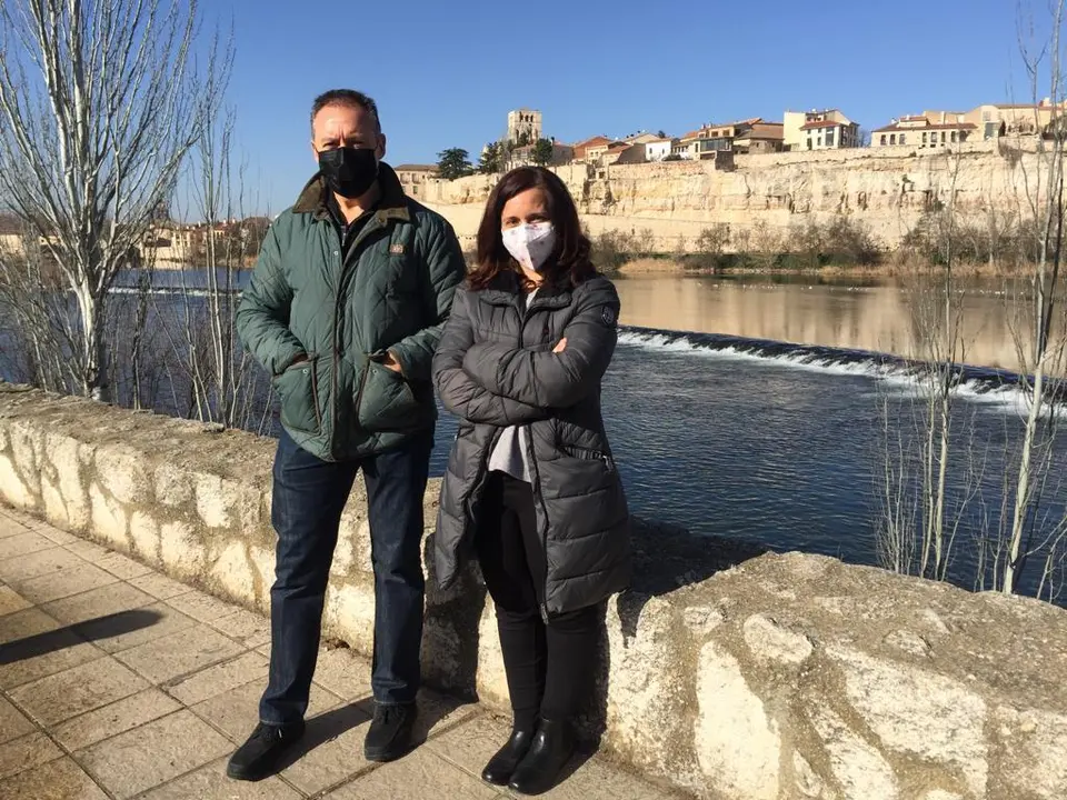 Manuel Vara y Vania Nunes, dos de los administradores del grupo "Mejora Zamora"