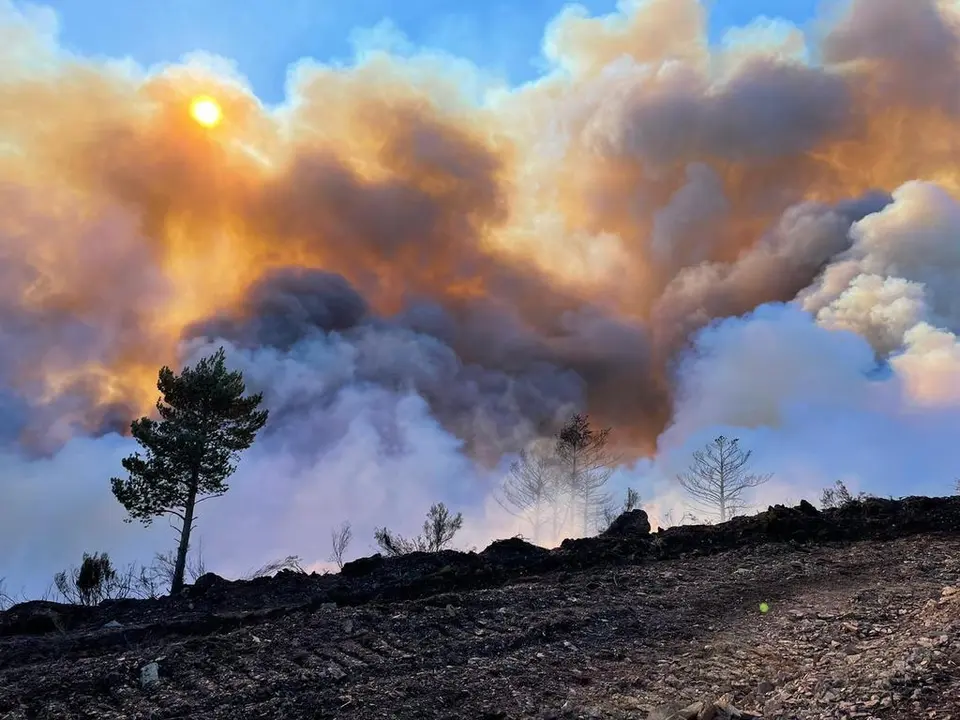 Foto fuego Hermisende @AT_Brif