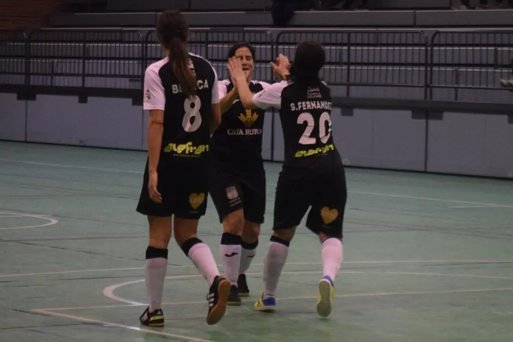 Blanca, Lara y Zizu se abrazan tras marcar un gol