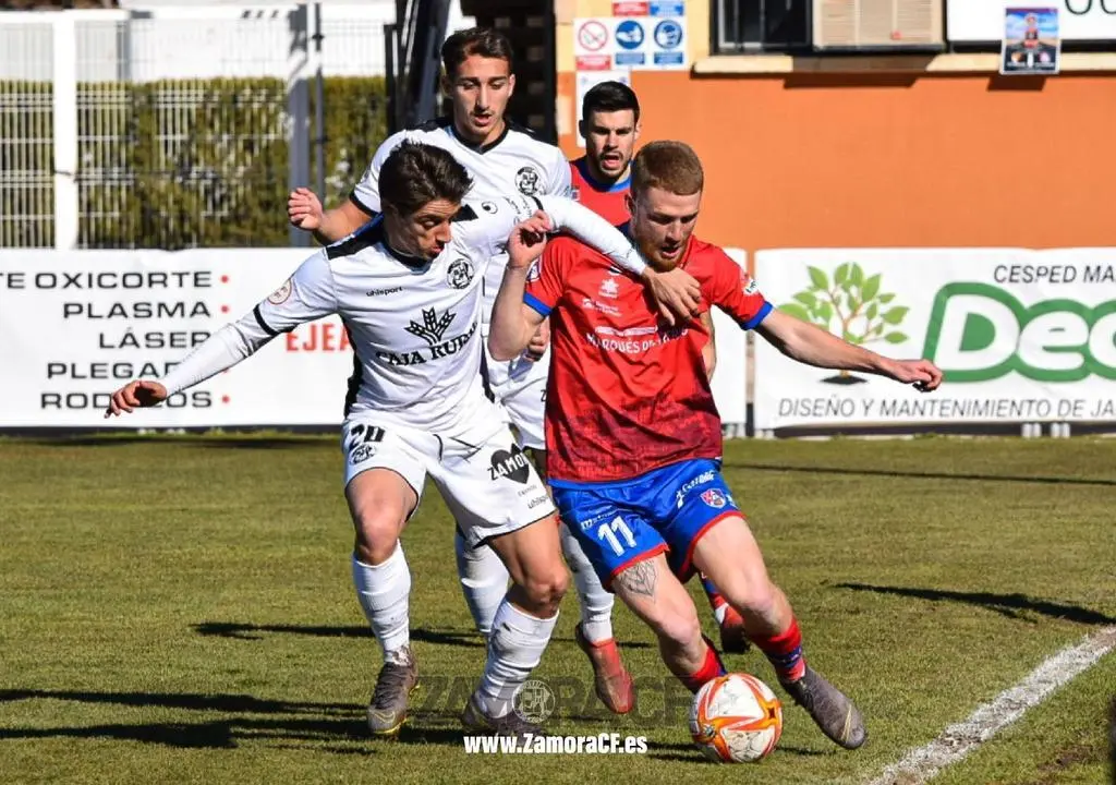Julian Luque disputa un balón en el partido entre el Zamora CF y el CD Calahorra. | FOTO: Zamora CF