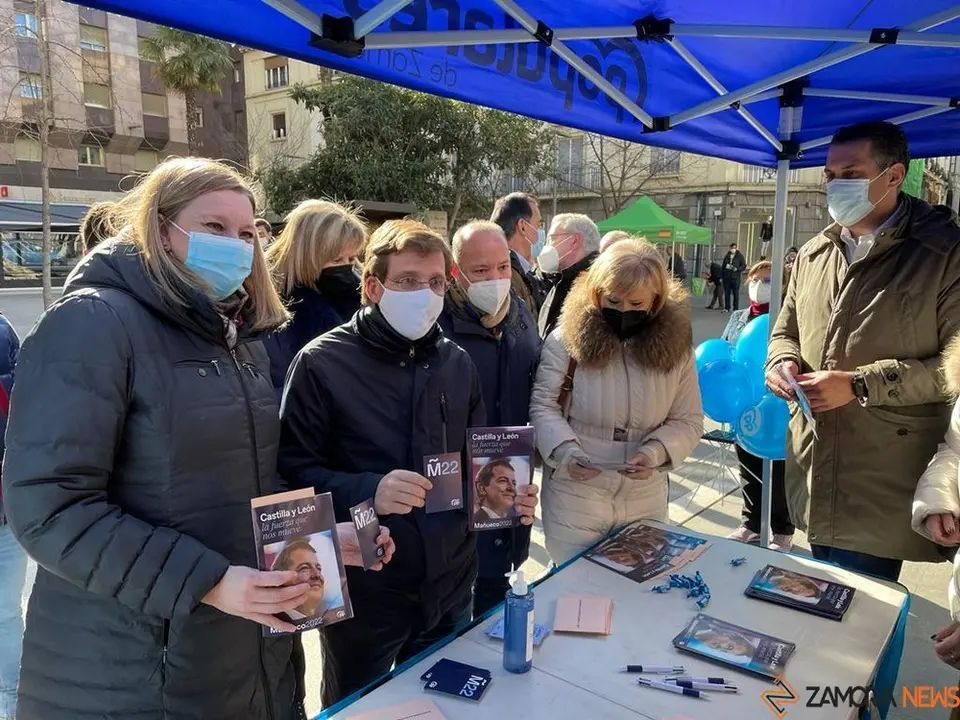 Martínez-Almeida en la carpa informativa del PP de Zamora.