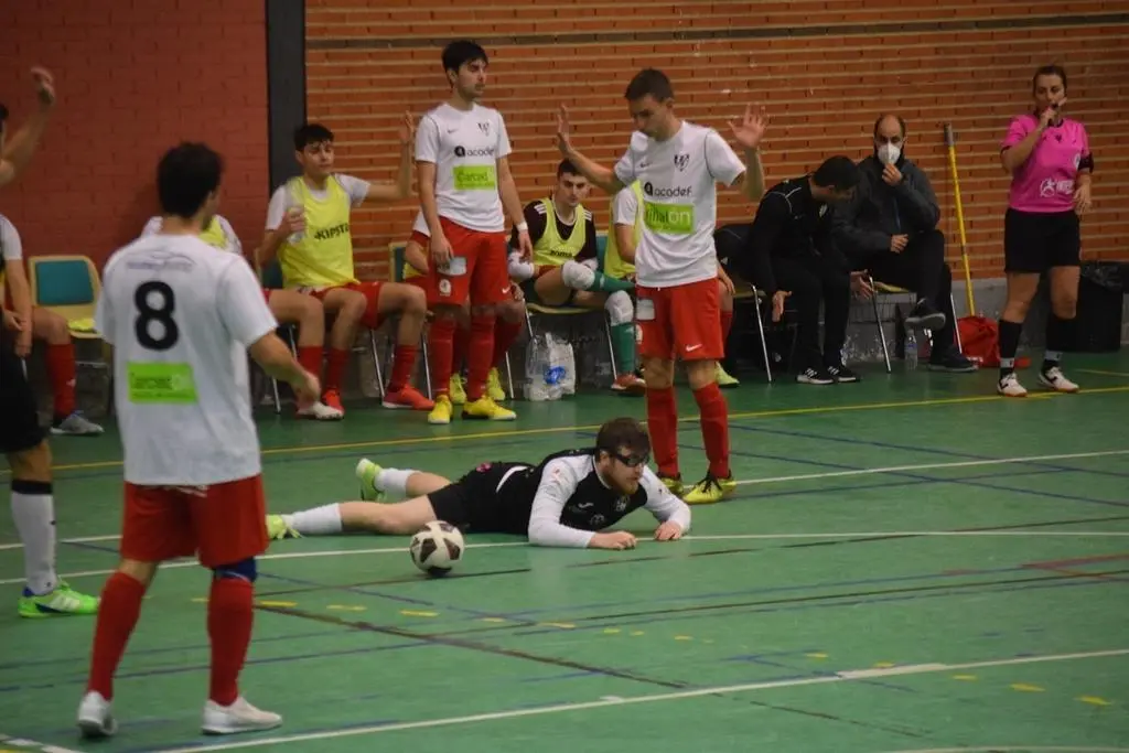Tascón recibe una falta