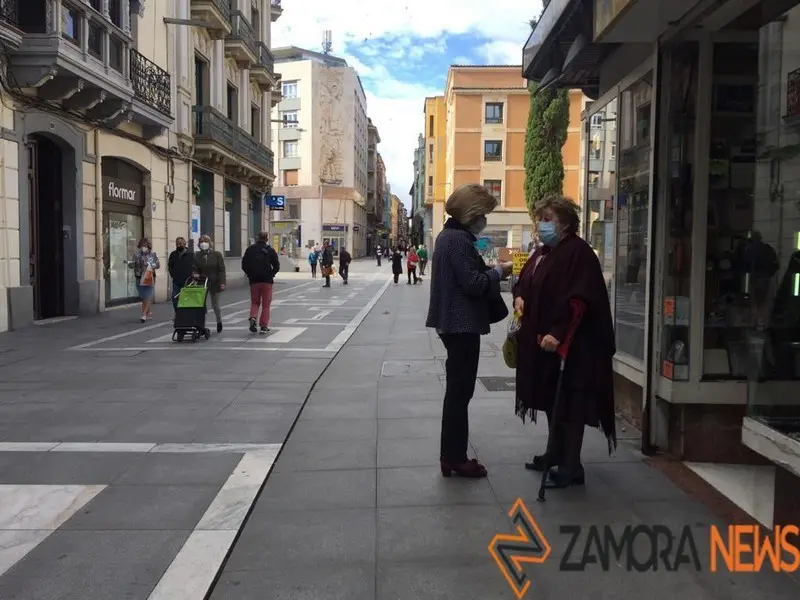 Dos mujeres conversan en Santa Clara