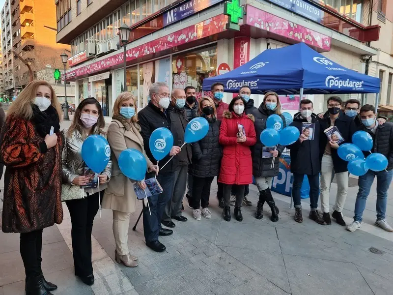 Candidatos del PP en la mesa informativa sobre Educación