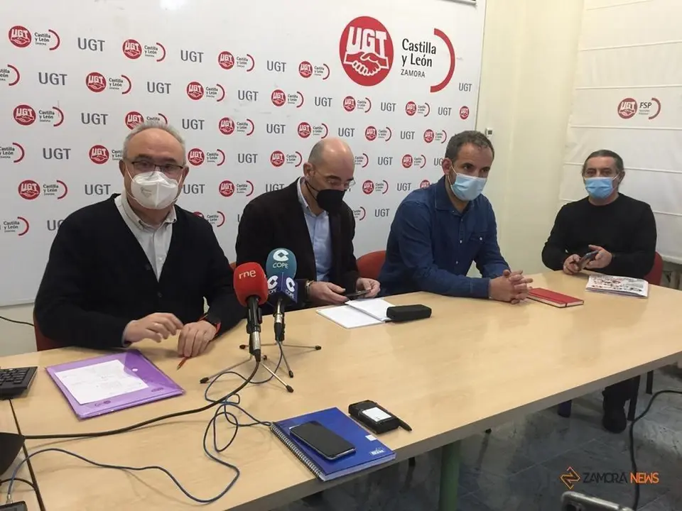 El secretario general de UGT de Zamora, Ángel de Carmen, Carlos Gutiérrez y Fernando Luján, miembros de las ejecutivas confederales de UGT y CCOO. Imagen de archivo