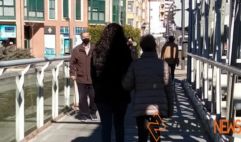 Viandantes por el puente de hierro