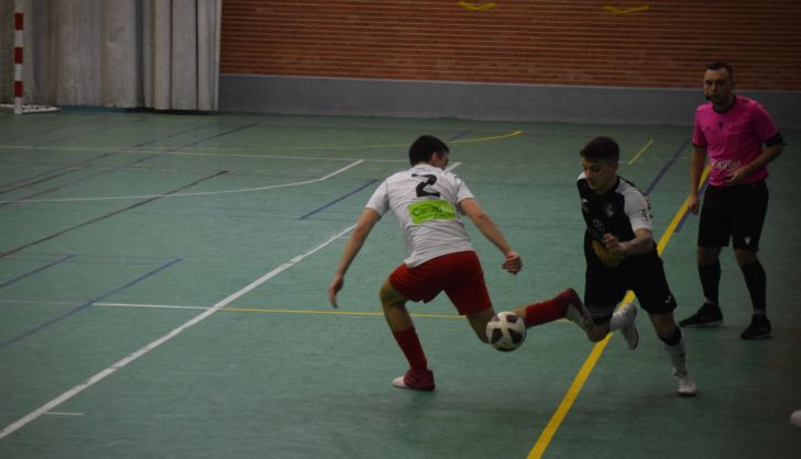 David Rosón se escapa de su par, en un partido del River Zamora.
