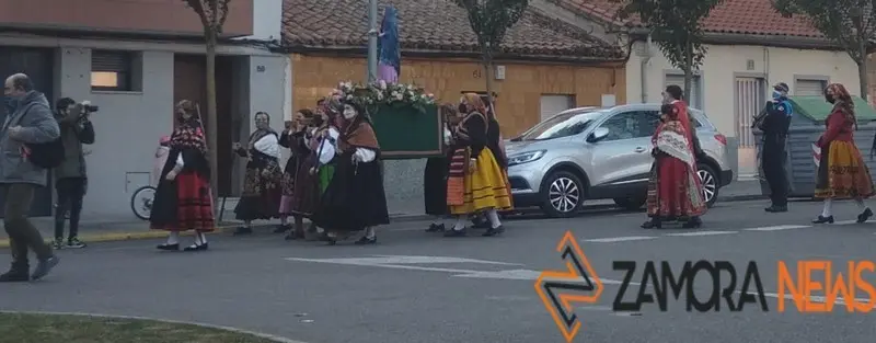 Las Águedas acompañan en procesión a su santa por San José Obrero