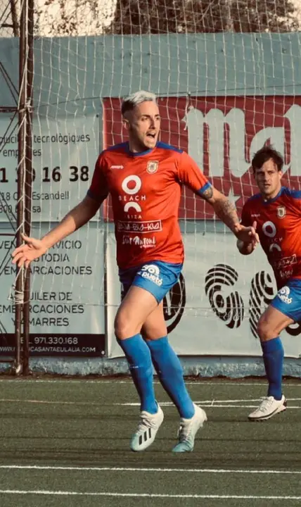 Jonatan Escribano celebra un gol, jugador del CD Benavente.