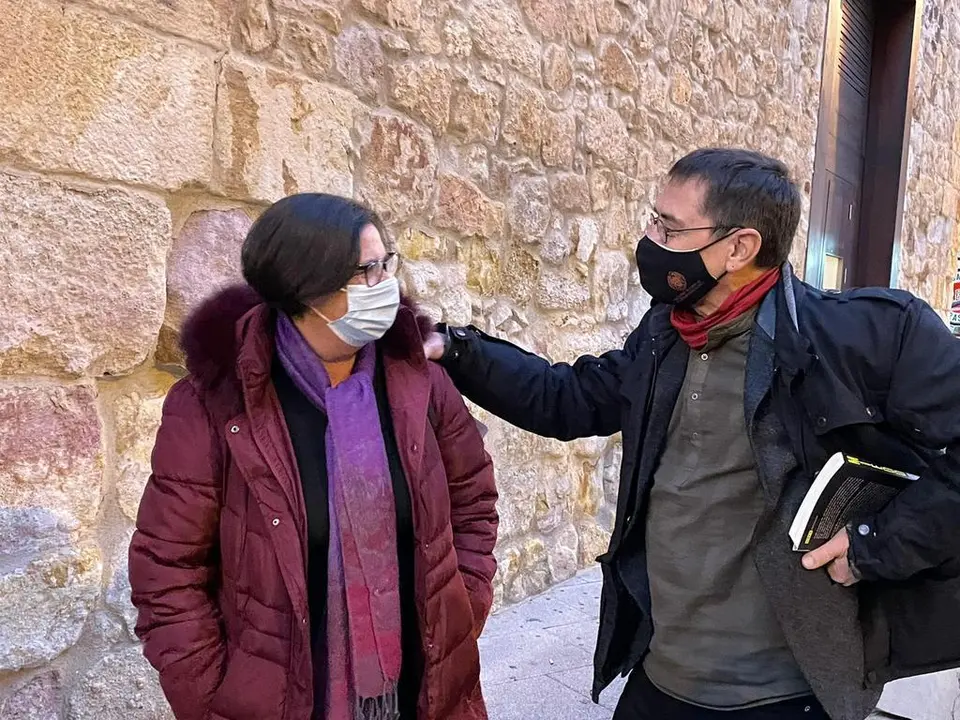 Juan Carlos Monedero junto a la candidata de Unidas Podemos por Zamora, Isabel Reguilón.