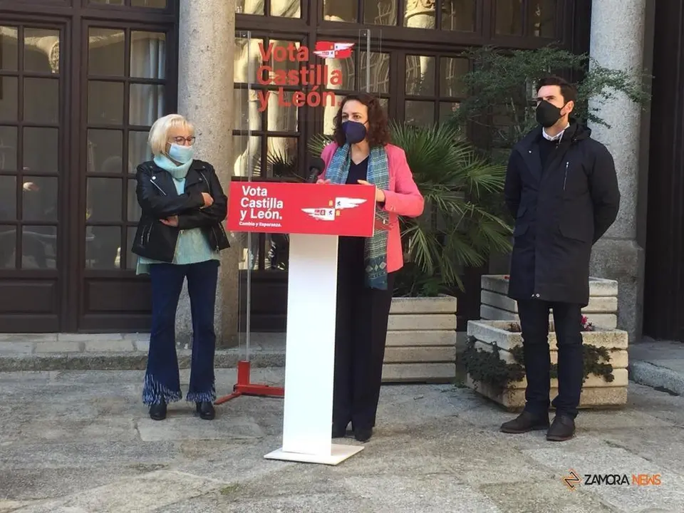 La exministra de Trabajo y presidenta de la Comisión del Pacto de Toledo, Magdalena Valerio, acompañada de Inmaculada García, candidata a las Cortes y Antidio Fagúndez, Secretario General del PSOE de Zamora
