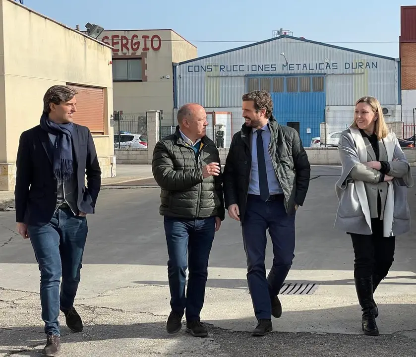 Pablo Casado en su visita a la cooperativa bodeguera en Toro, acompañado por Isabel Blanco (izquierda), José María Barrios (centro-derecha) y Pablo Montesinos (derecha).