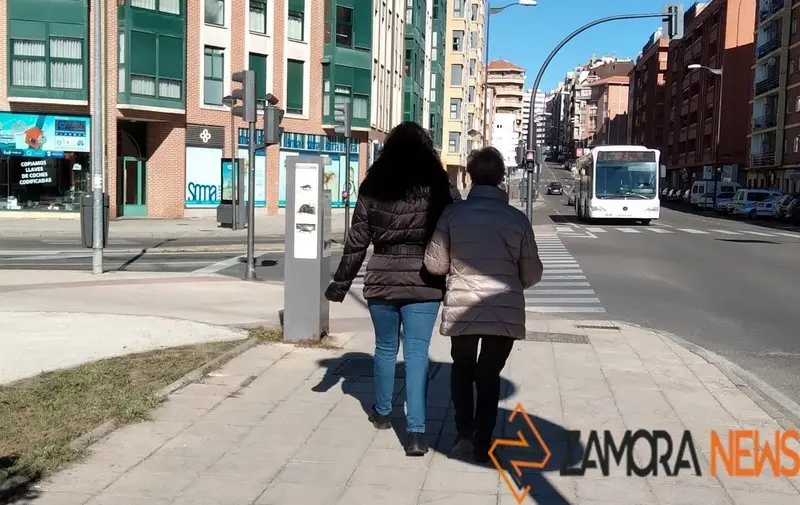 Viandantes por el puente de hierro
