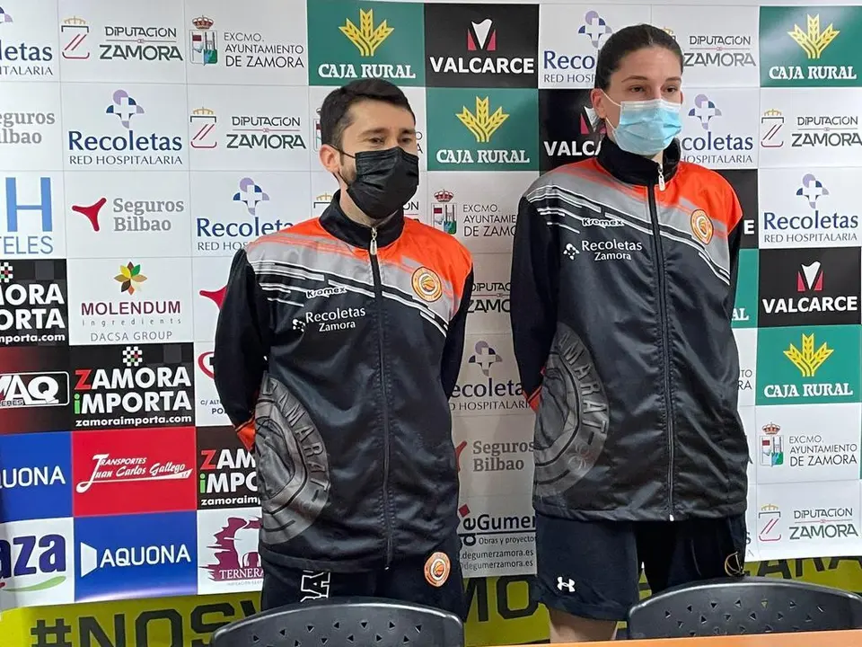 Jacinto Carbajal (entrenador del CD Zamarat) junto a la jugadora, Marta Gómez.