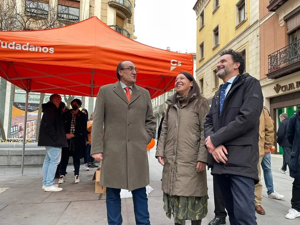 Alfonso Martín (derecha) y Edmundo Tal (izquierda) en una carpa informativa de Ciudadanos en la Plaza Sagasta.