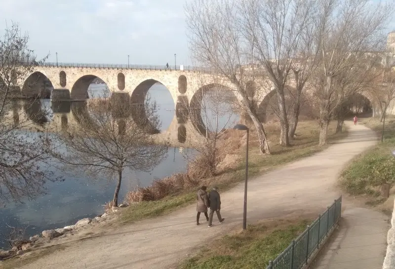 Dos personas pasean por el entorno del río
