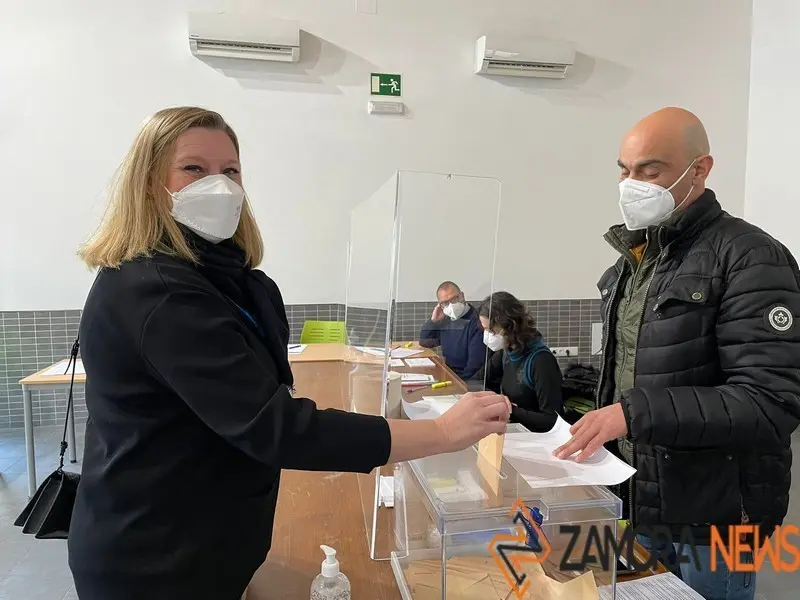 La candidata del PP, Isabel Blanco ejerce su derecho a voto en Monfarracinos.