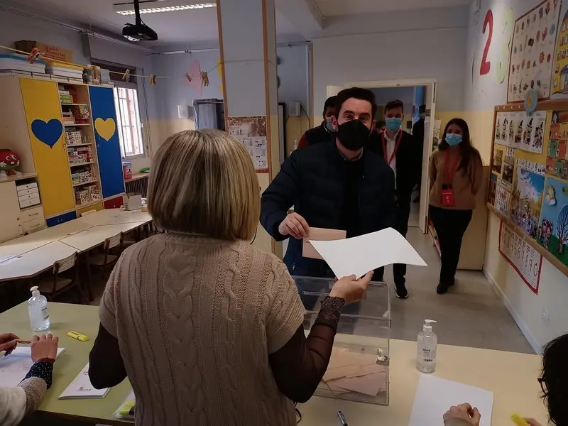 Antidio Fagúndez vota en el colegio Gonzalo de Berceo