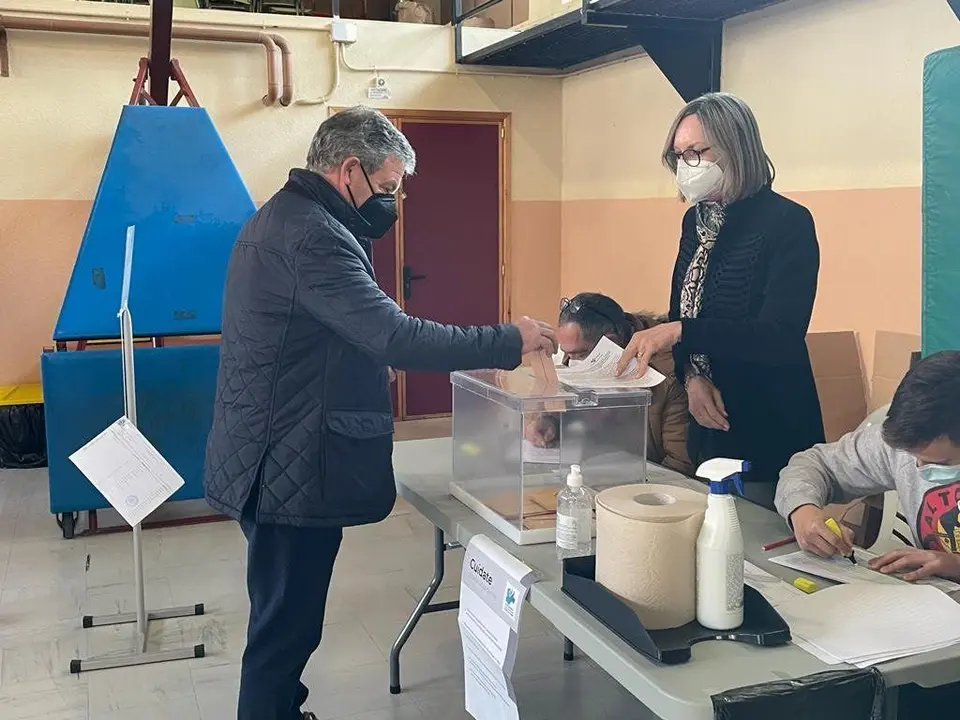 Manuel Fuentes, candidato de Zamora Decide votando en Zamora.