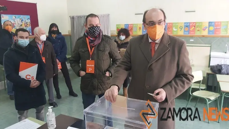 Alfonso Martín Carretero deposita su voto en una urna