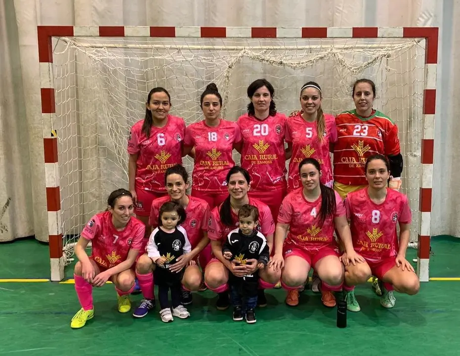 El equipo posa tras la victoria con dos jóvenes fichajes