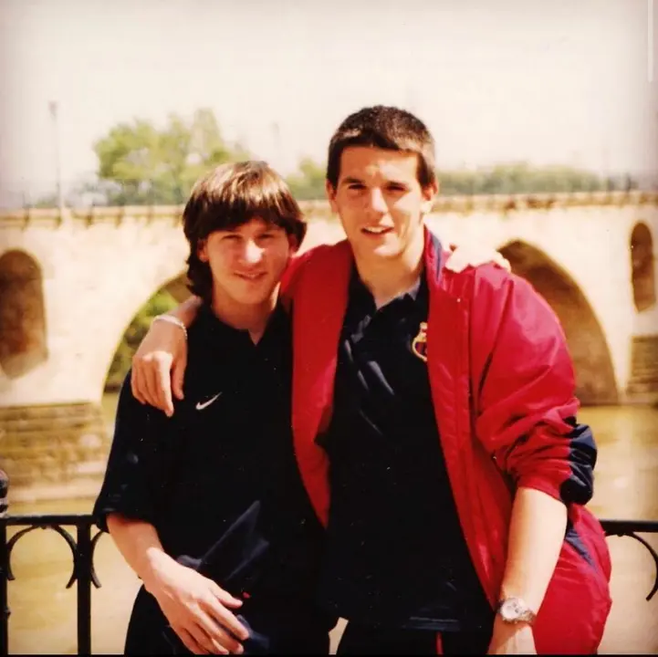 Leo Messi y Pau Torres posan en el puente de piedra de Zamora.