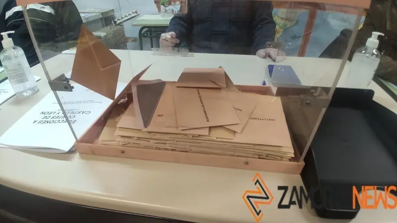 Urna de votaciones en un colegio de Zamora