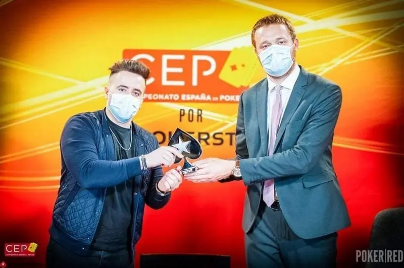 Adrián Viñuela recibe su trofeo
