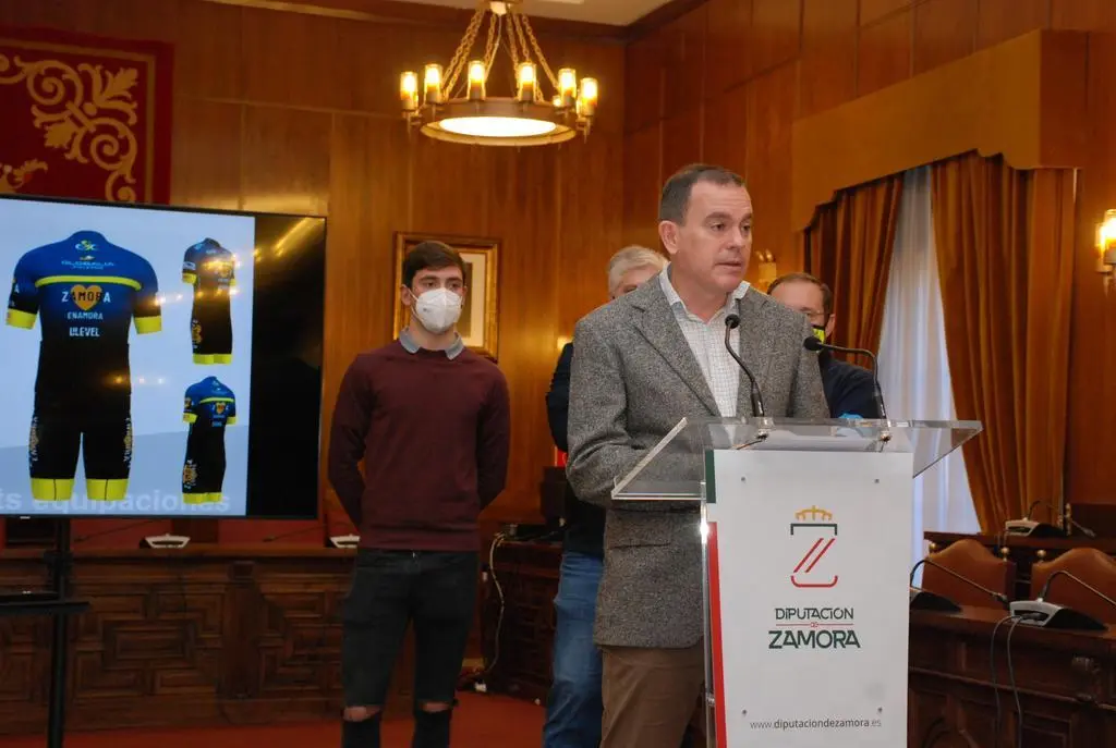 La Diputación de Zamora presenta el maillot de su nuevo equipo de ciclismo