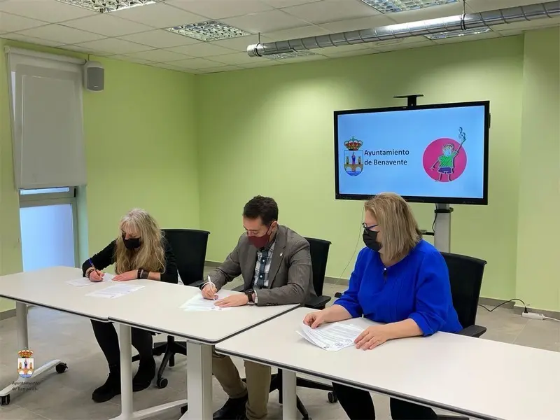 Firma del convenio entre el Ayuntamiento de Benavente y la Asociación Duquesa de Pimentel