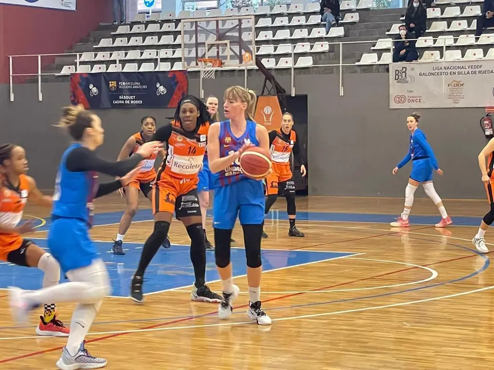 Kristina Rakovic, jugadora del Barça CBS ante la defensa del CD Zamarat. | FOTO: Barça CBS