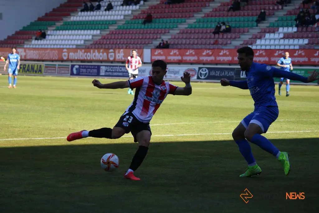 Losada, jugador del Zamora CF remata un balón. | FOTO: Marcos Vicente