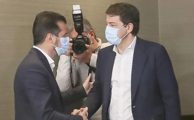 Mañueco y Tudanca se saludan antes de reunirse. Foto Leonoticias