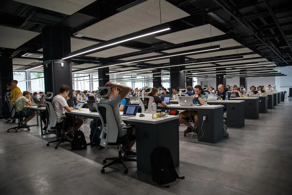 Grupo de personas en su lugar de trabajo