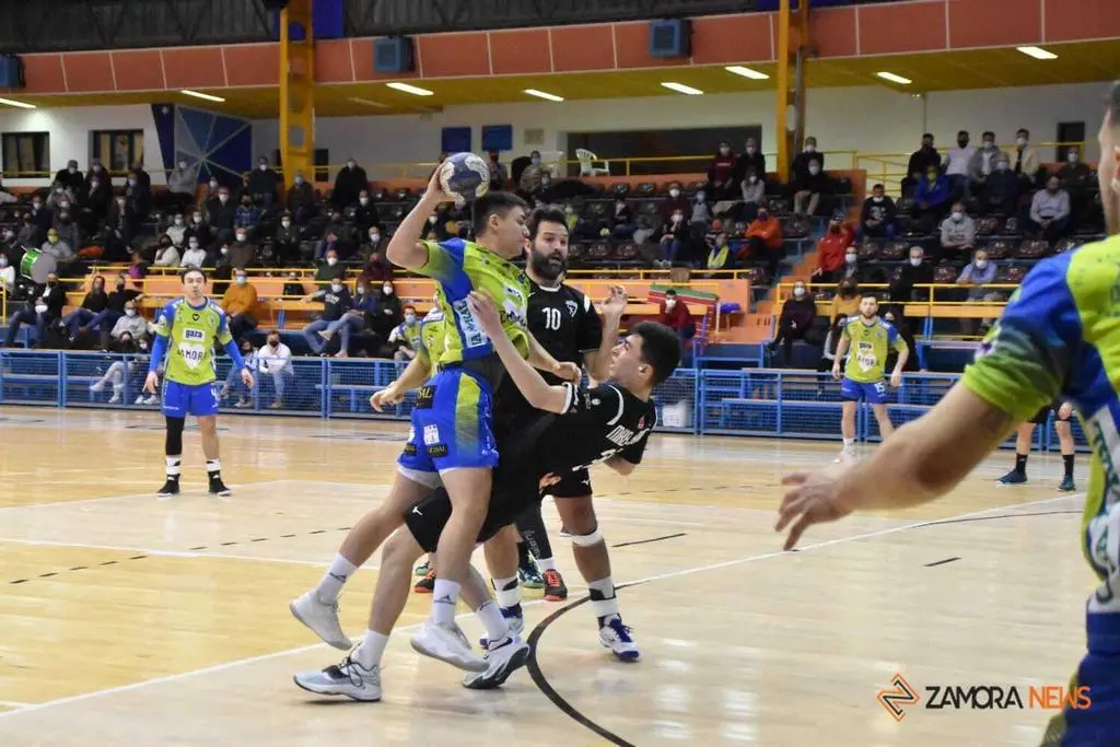 Lance de juego entre el BM Zamora y el BM Alcobendas. | FOTO: Aroa Colmenero