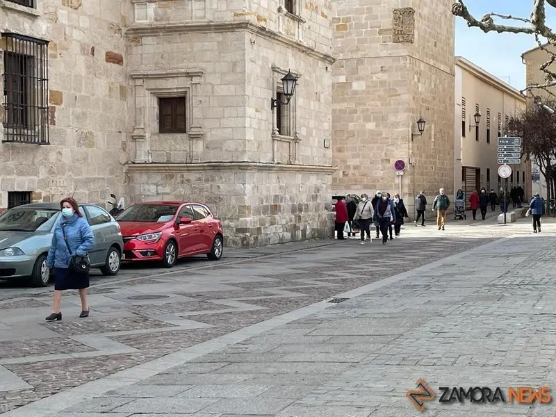 Viandantes por el entorno del Parador de Zamora. Foto Marcos Vicente