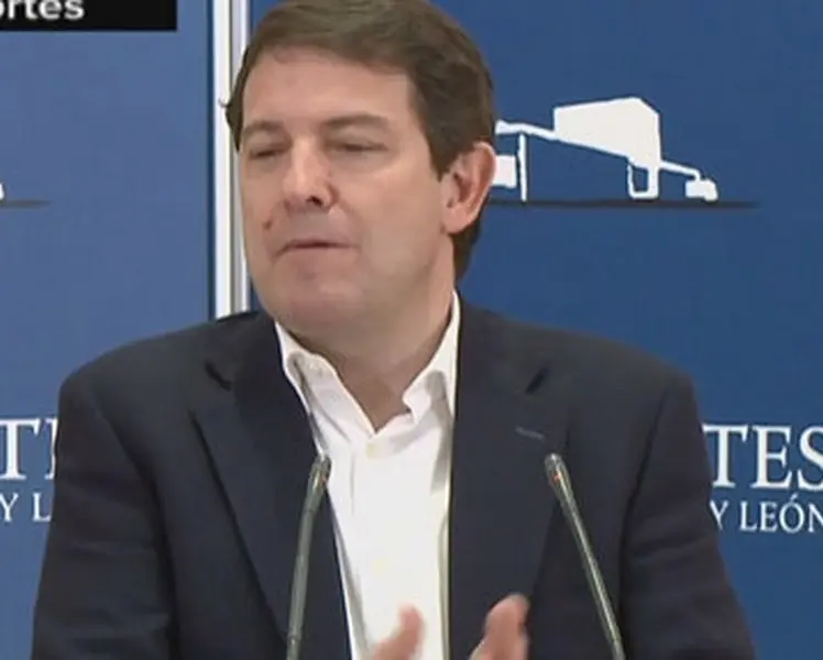 Mañueco en su comparecencia tras la reunión PP-VOX. Foto cyltv