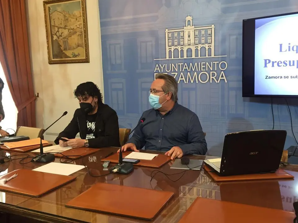 El alcalde del Ayuntamiento de Zamora, Francisco Guarido, junto al concejal de Hacienda, Diego Bernardo