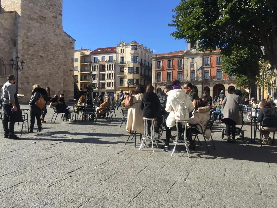 Los zamoranos disfrutan de una tarde de terrazas en la Plaza Mayor. Foto de archivo