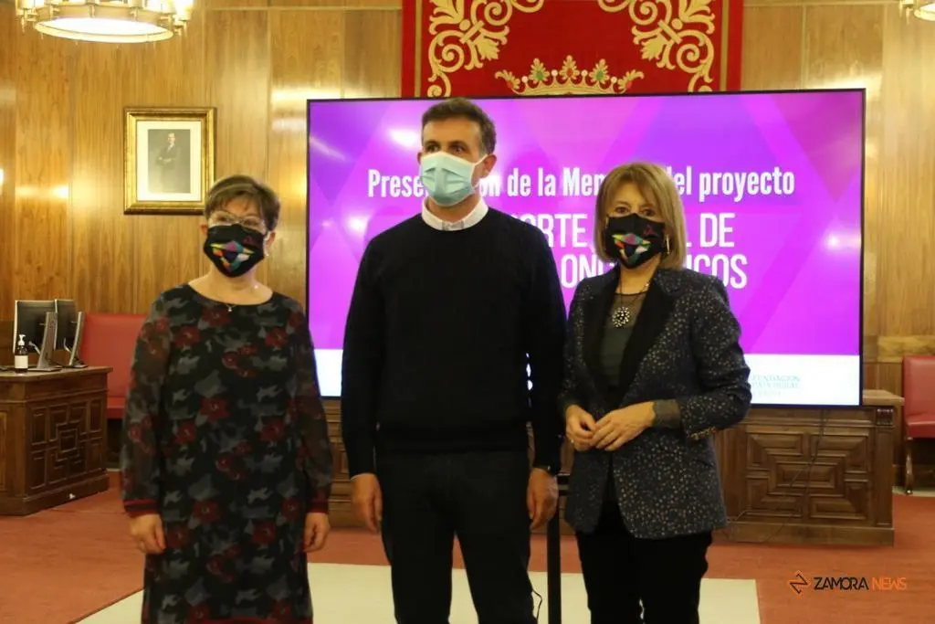 presentación de la memoria de transporte social de pacientes oncológicos. El diputado de POlítica social, Ramiro Silva, acompañado de la presidenta de AZAYCA, Pilar de la Higuera